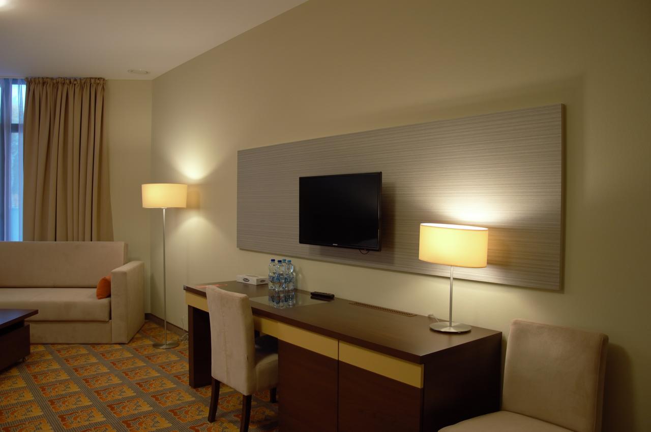 Hotel Via Baltica Łomża エクステリア 写真